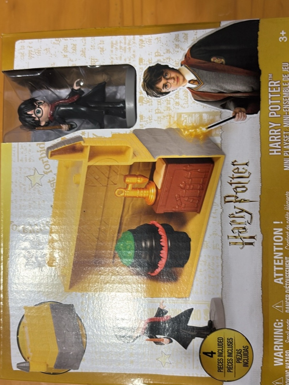 Harry Potter Mini Playset with Harry Figure - Black, Red, Green